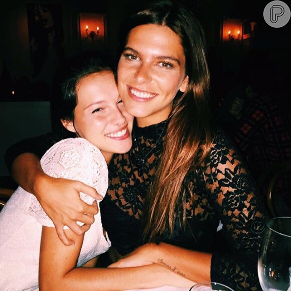 Lara Rodi publicou foto abraçada à apresentadora Mariana Goldfarb, apontada como nova namorada de Cauã Reymond
