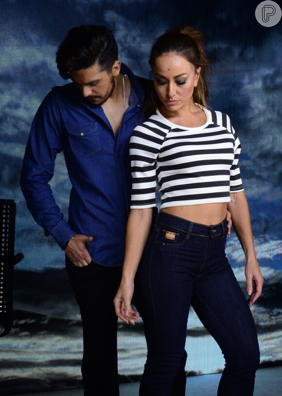 No dia que foi clicada por um paparazzo com Duda Nagle, Sabrina Sato fazia campanha de coleção Outono/Inverno 2016 para a  marca 'Sawary Jeans' com o cantor Luan Santana