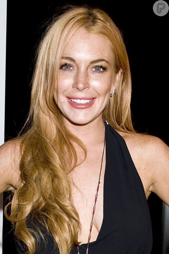 Lindsay Lohan tem tentado se manter sóbria desde que deixou a reabilitação e não está frequentando tantas festas como antigamente