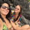 Carol Castro posa ao lado de amiga em praia de Fernando de Noronha