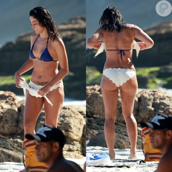 Carol Castro usou um biquíni bem comportado para ir à praia no Rio de Janeiro
