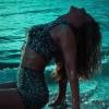No clipe 'Corazón', em parceria com o cantor porto-riquenho de reggaeton Daddy Yankee, Claudia Leitte faz danças sensuais na praia de barriga de fora e short curto