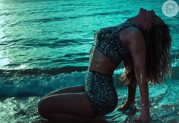 No clipe 'Corazón', em parceria com o cantor porto-riquenho de reggaeton Daddy Yankee, Claudia Leitte faz danças sensuais na praia de barriga de fora e short curto