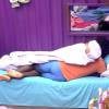 Horas após a vitória de Munik no 'BBB16', Ronan pulou na cama da goiana lhe pedindo um beijo