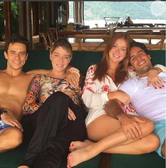 Marina Ruy Barbosa deixa pernas à mostra ao posar com o namorado, Xandinho Negrão, a amiga Luma Costa e o marido dela, Leonardo Martins, em 26 de março de 2016