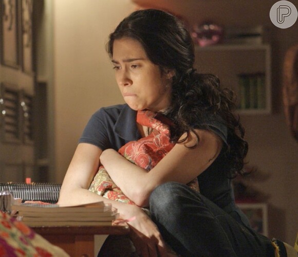 Débora (Olivia Torres) está arrasada porque Fabinho (Daniel Blanco) se apaixonou por Cassandra (Juliana Paiva), na novela 'Totalmente Demais'