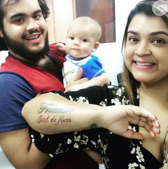 Preta Gil tatua o nome da neta, Sol de Maria, no antebraço, em 26 de março de 2016