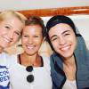 Biel posa com a mãe e Xuxa no hospital do câncer em Barretos