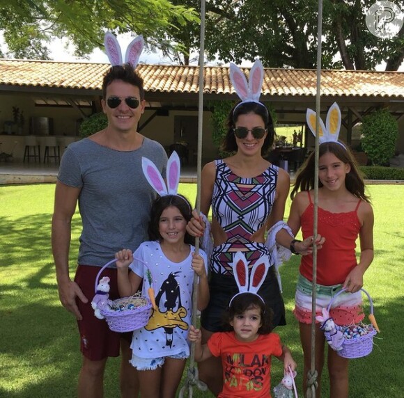 Rodrigo Faro posa com a mulher, Vera Viel, e as filhas, Maria, Clara e Helena no dia de Páscoa