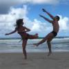 Sabrina Sato brinca de dar golpe no namorado, Duda Nagle, durante viagem a Alagoas, em 27 de março de 2016