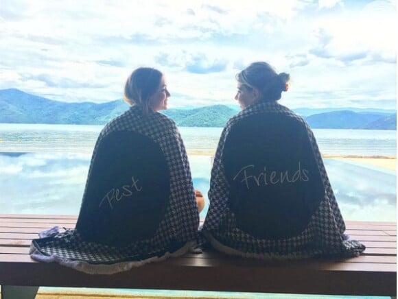 Marina Ruy Barbosa e Luma Costa usam toalhas com as palavras 'Best Friend'