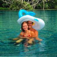 Marina Ruy Barbosa curte piscina abraçada com o namorado, Xandinho Negrão