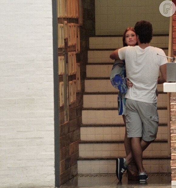 Marina Ruy Barbosa e Xandinho Negrão passearam e trocaram beijos apaixonados em shopping carioca