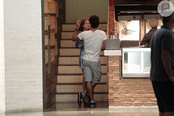 Marina Ruy Barbosa e Xandinho Negrão trocaram beijos em um shopping do Rio
