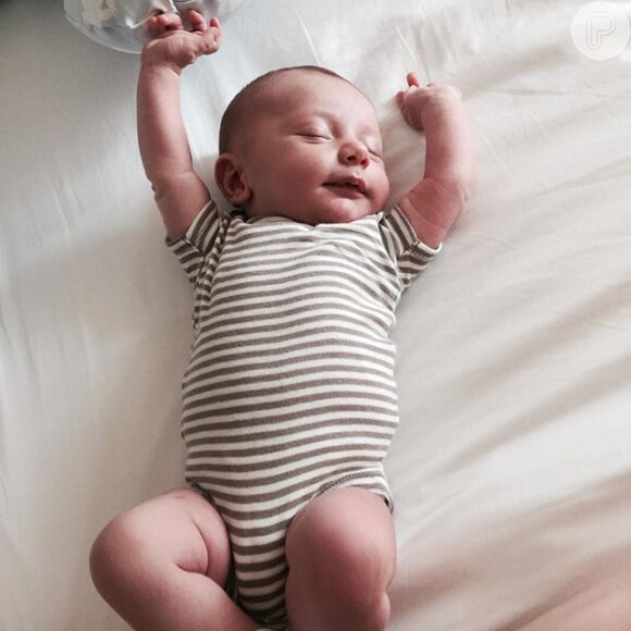 Mariana Ferrão comemorou o primeiro mês do filho e mostrou o rostinho do bebê em seu perfil no Instagram