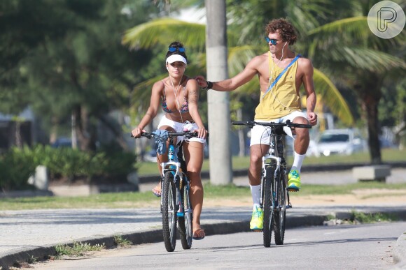 Felipe Roque e Aline Riscado foram clicados juntos em passeios pelo Rio antes de assumirem o romance