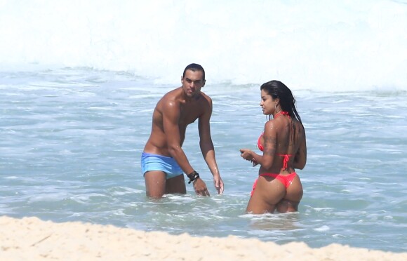 Felipe Roque e Aline Riscado foram clicados juntos à praia da Barra