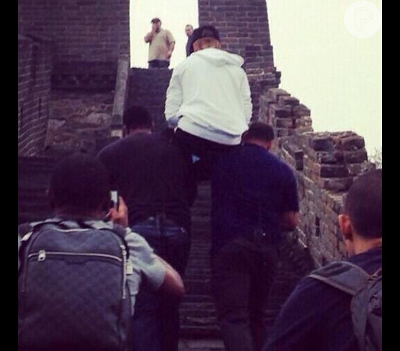Nesta segunda-feira, 30 de setembro de 2013, Bieber surpreendeu os fãs ao subir a Grande Muralha da China nos ombros de seus seguranças, chocando os seguidores