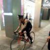 Nesta segunda-feira, Justin Bieber, de quepe policial, voltou ao shopping e andou de bicicleta pelos corredores do local