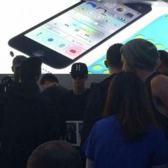 Bieber atraiu os olhares das pessoas presentes na loja da Apple