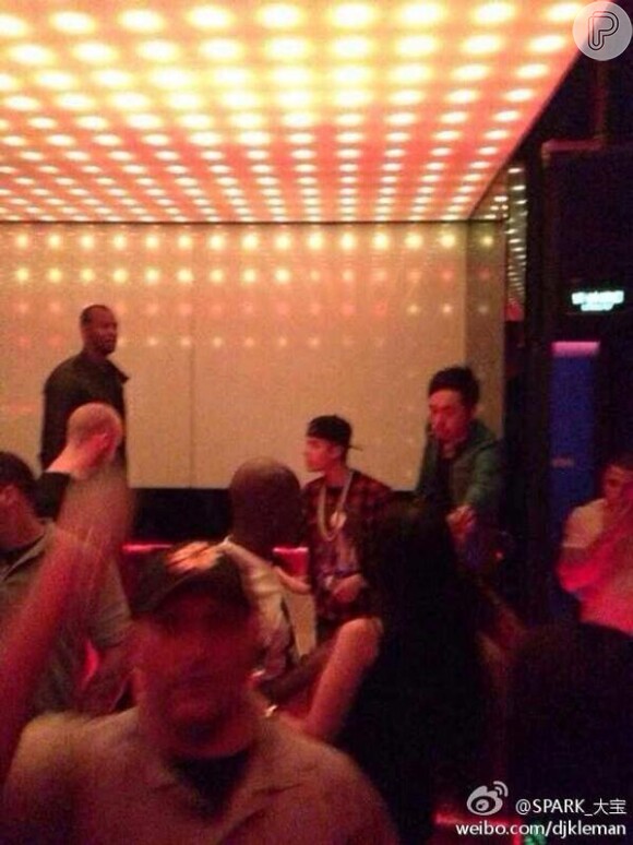 Justin Bieber ainda foi a uma das boates mais famosas de Pequim, Stark, sempre acompanhado dos seguranças