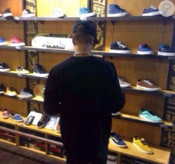 Justin Bieber ainda visitou uma loja de tênis no shopping local