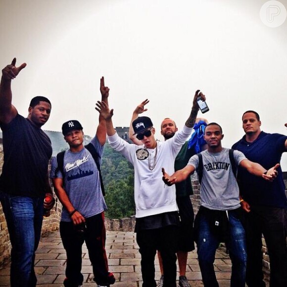 Justin Bieber posa na Grande Muralha da China ao lado dos seguranças e equipe que o acompanhou no passeio