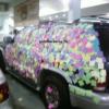 Fãs de Justin Bieber, conhecidos como Beliebers, colocaram papéis coloridos em toda lateral do carro usado pelo cantor