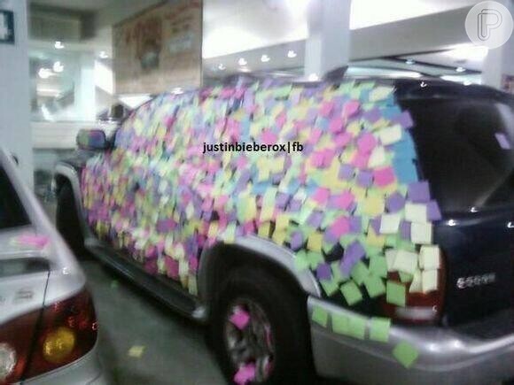 Fãs de Justin Bieber, conhecidos como Beliebers, colocaram papéis coloridos em toda lateral do carro usado pelo cantor