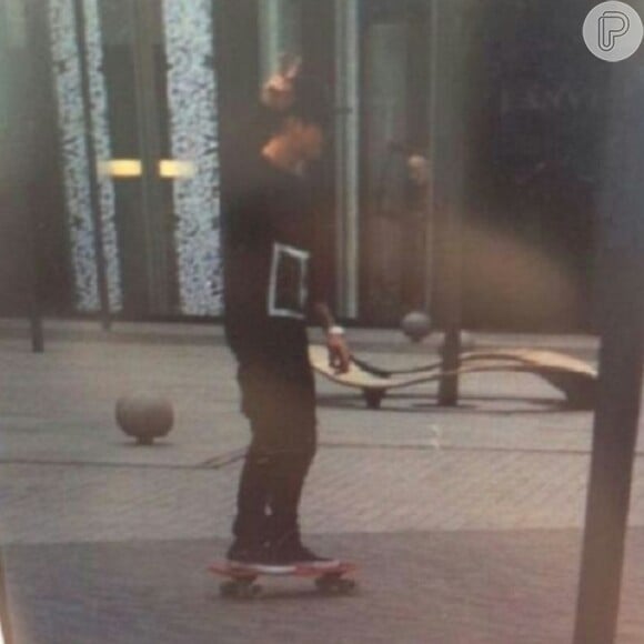 Justin ainda andou de skate pelas ruas do shopping