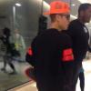 Justin Bieber é flagrado ao lado de um dos seguranças no shoping de Pequim