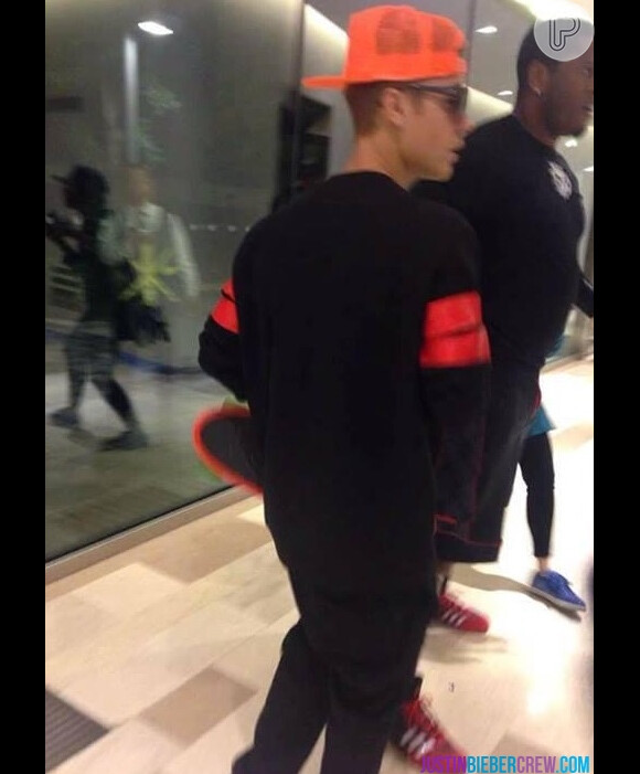 Justin Bieber é flagrado ao lado de um dos seguranças no shoping de Pequim