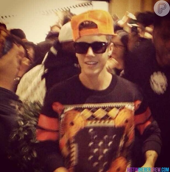 Justin sorri em meio à loucura dos fãs chineses