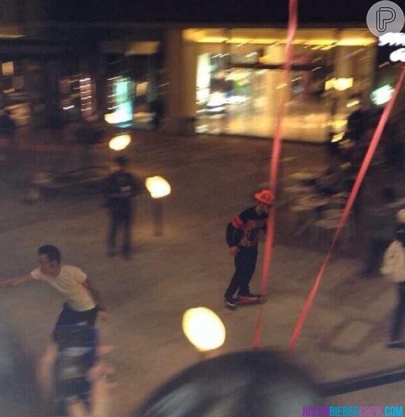 Bieber anda de skate nos corredores do shopping e é observado por seguranças