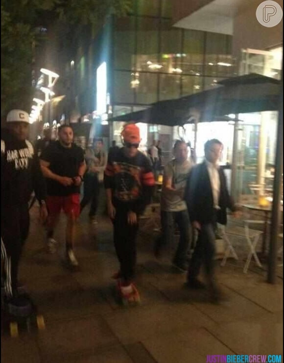 Sem se incomodar com a multidão, Bieber anda de skate pelo shopping