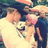 Durante o passeio, Justin Bieber pegou um bebê no colo e cantou para a garotinha, que, atenta, ficou olhando para o cantor