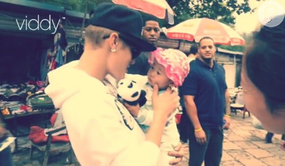 Durante o passeio, Justin Bieber pegou um bebê no colo e cantou para a garotinha, que, atenta, ficou olhando para o cantor