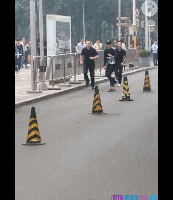 O cantor deu trabalho para os seguranças, que precisaram correr atrás de Justin Bieber pelas ruas de Pequim