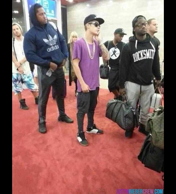 Bieber desembarcou em Pequim, na China, no último sábado, 28 de setembro de 2013, ao lado dos seguranças