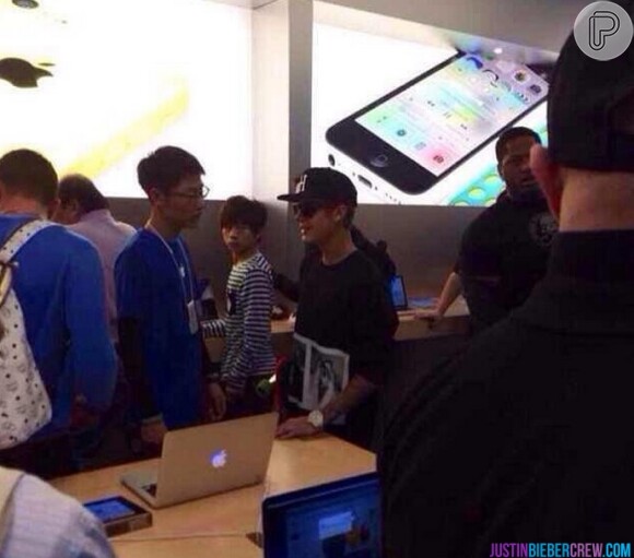 Ele visitou uma loja da Apple em um dos shoppings de Pequim