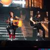 Justin Bieber toca violão durante show em Pequim no domingo, 29 de setembro de 2013