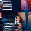 Justin Bieber chama fã ao palco e a abraça durante show em Pequim