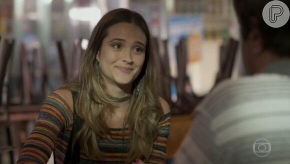 Cassandra (Juliana Paiva) pede a Hugo (Orã Figueiredo), seu pai, para comprar revista para que ela estrele na capa, na novela 'Totalmente Demais'