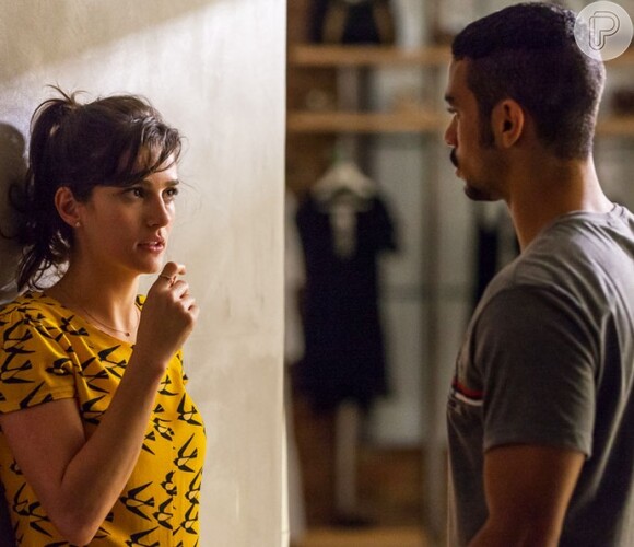 Sofia (Priscila Steinmain) garante a Jacaré (Sérgio Malheiros) que destruirá a vida de Eliza (Marina Ruy Barbosa), na novela 'Totalmente Demais'