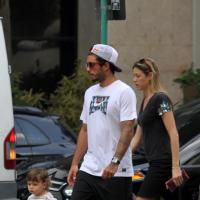 Luana Piovani e Pedro Scooby levam o filho para passeio em pracinha no RJ