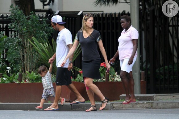 Luana Piovani e o marido, Pedro Scooby levaram o filho à uma pracinha no Leblon, Zona Sul do Rio de Janeiro