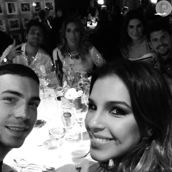Mariana Rios postou foto do mesmo jantar ao lado do então namorado, Di Ferrero, e do casal Bruno Gagliasso e Giovanna Ewbank