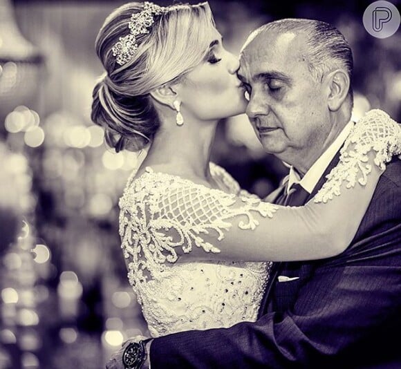 Em seu Instagram Isabella deixou apenas uma foto beijando a testa de seu pai no dia do casamento, mas sem Henrique