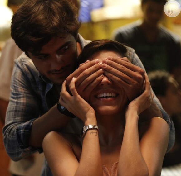 Leila (Carla Salle) terminará com Jonatas (Felipe Simas) por causa de Eliza (Marina Ruy Barbosa), na novela 'Totalmente Demais'