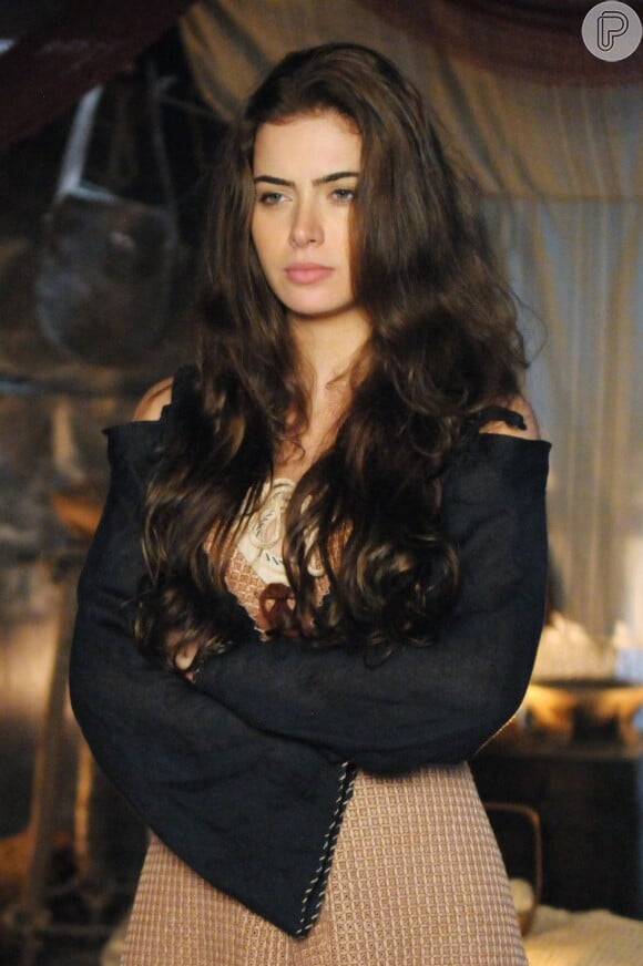 Joana (Rayanne Morais) é uma jovem rebelde apaixonada por Abiú (Daniel Siwek)
